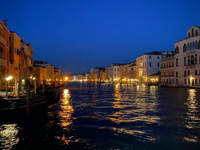 威尼斯之夜主要内容（威尼斯之夜主要描写了什么）